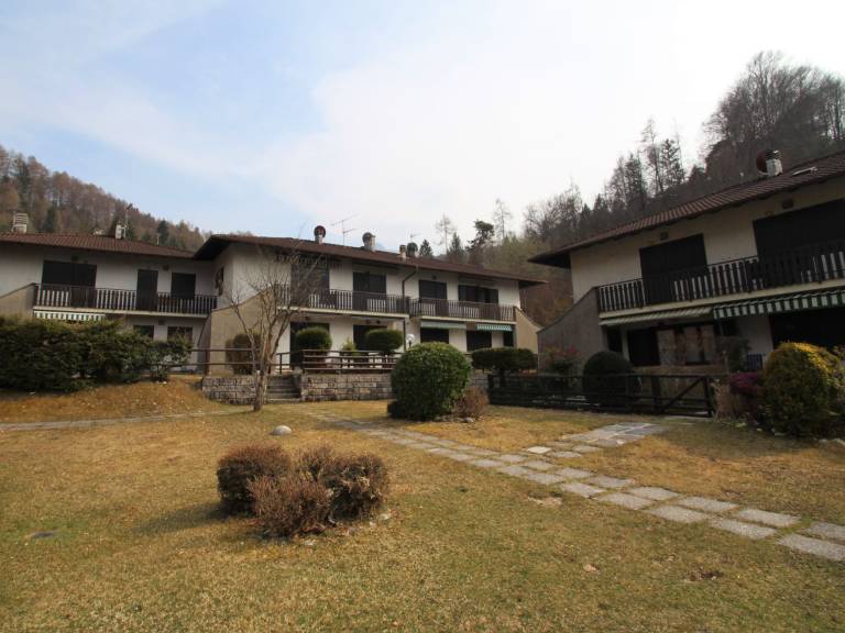 Apartment with yard & pool | Lake view — photo 3
