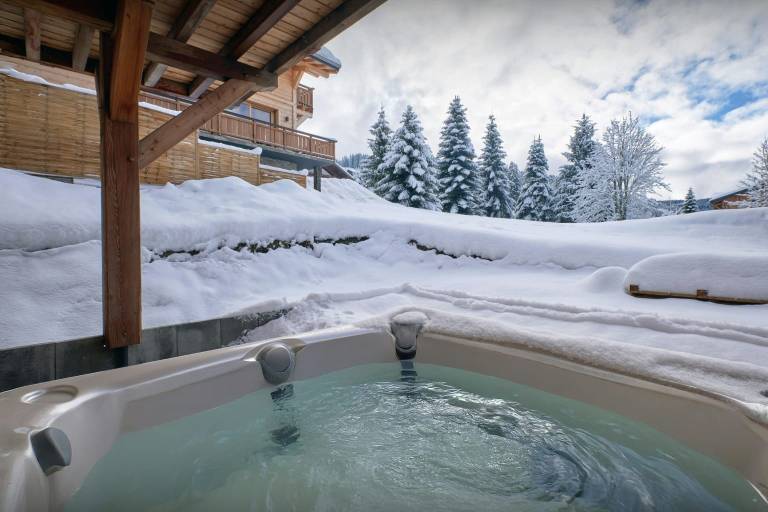 Ski-in, ski-out chalet for 8 near the centre of Les Gets - OVO Network — photo 4