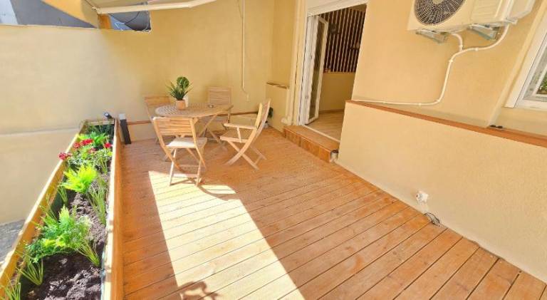 Rental apartment with yard & patio — photo 5