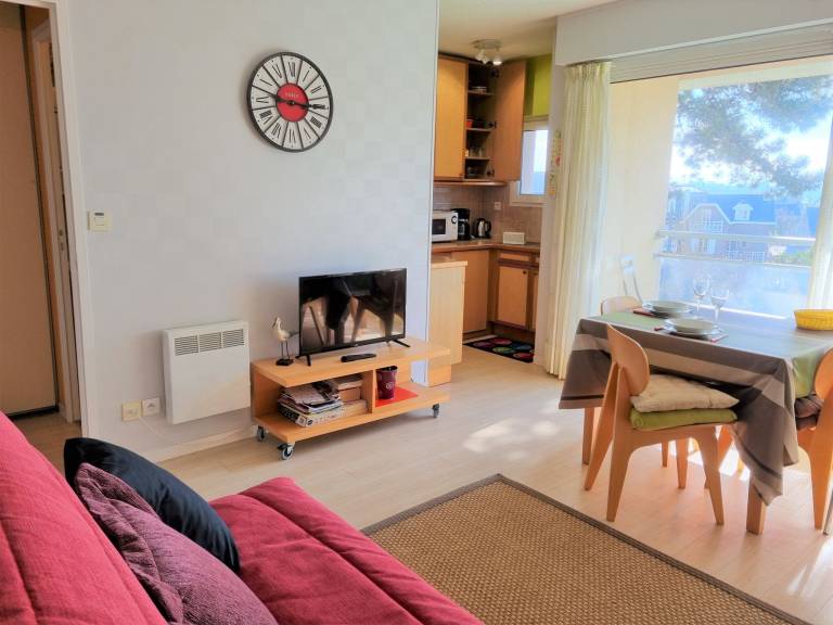 Apartment with garden — photo 3