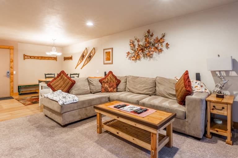 Updated 1 bedrm 1 bath Summit H Building 95 condo Just steps to Eagle Lodge sleeps 4 — photo 4