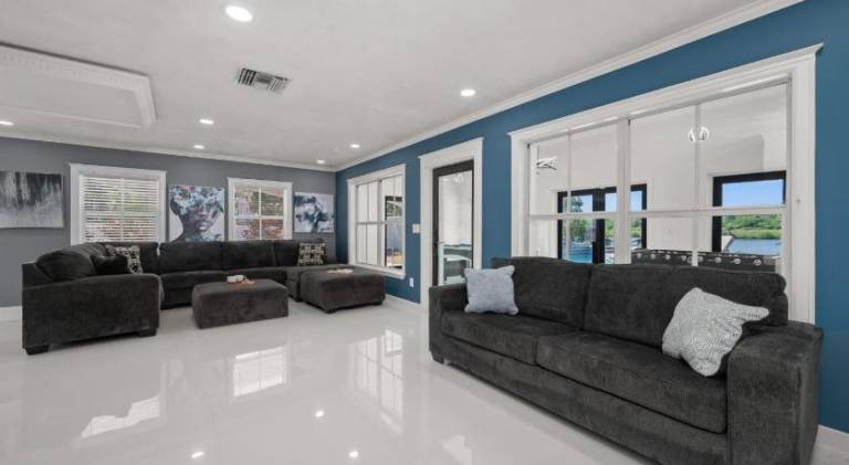 House with pool — photo 4