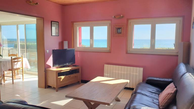 Family-oriented vacation home with patio, yard & barbeque | Sea view | Next to the beach | Pet-friendly — photo 3