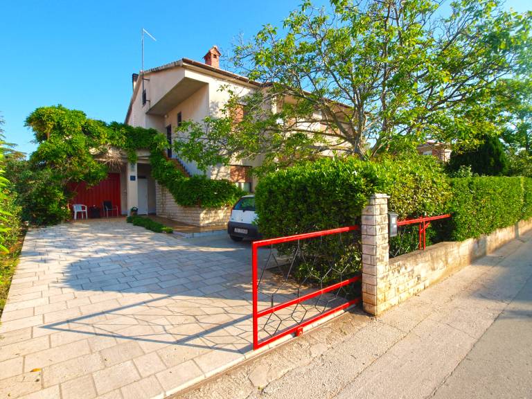 Children-friendly beautiful rental apartment with patio & barbeque | Pets allowed in Medulin