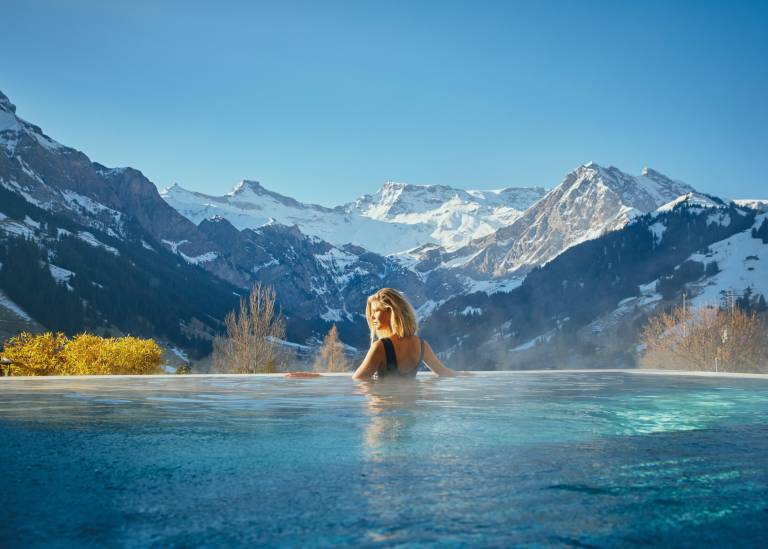  mit Hund in Adelboden, Berner Oberland, Schweiz