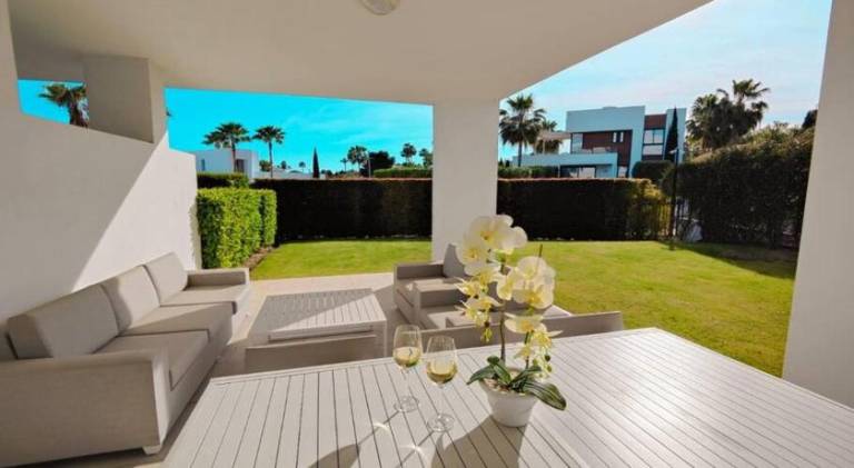Apartment with patio & private pool in Estepona