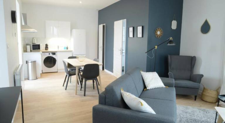 T2 de 55m2 avec toit terrasse, hyper centre, wifi, draps, savons et serviettes fournis in Chateaubernard