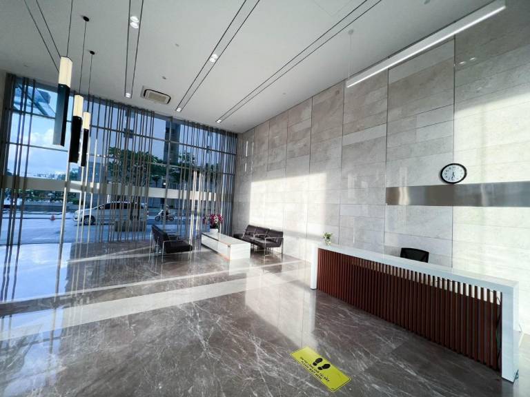 Family-friendly ample serviced apartment with pool & patio | Pet-friendly — photo 3