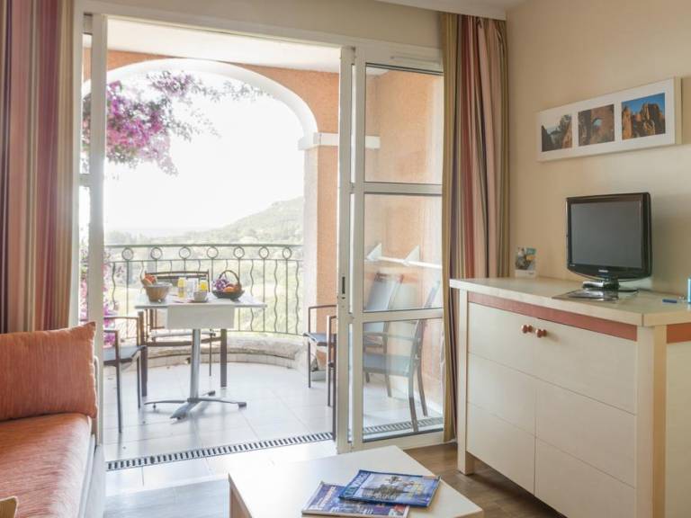 Family-oriented studio with heated pool | Sea view | Pet-friendly — photo 5