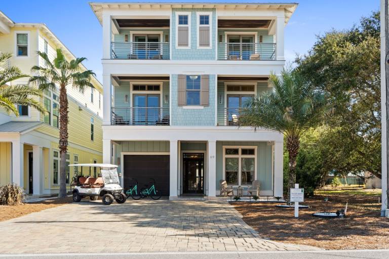 Vacation home with yard, terrace & private pool | Water view — photo 5
