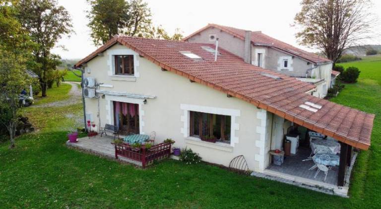 House with 2 rooms for 9 persons in Chatellerault