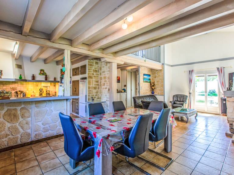 Vacation home with grill, yard & patio — photo 4