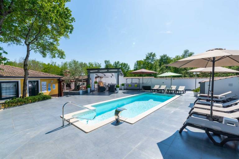 Apartment with terrace, private pool & yard | Pool view — photo 2