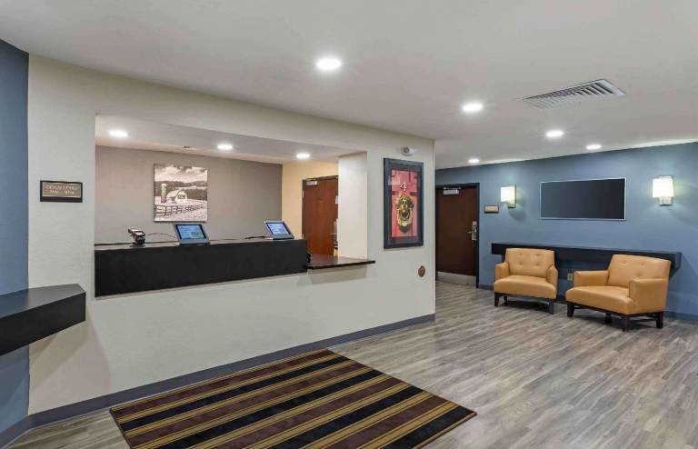 Extended Stay America Select Suites - Milwaukee - Waukesha — photo 2