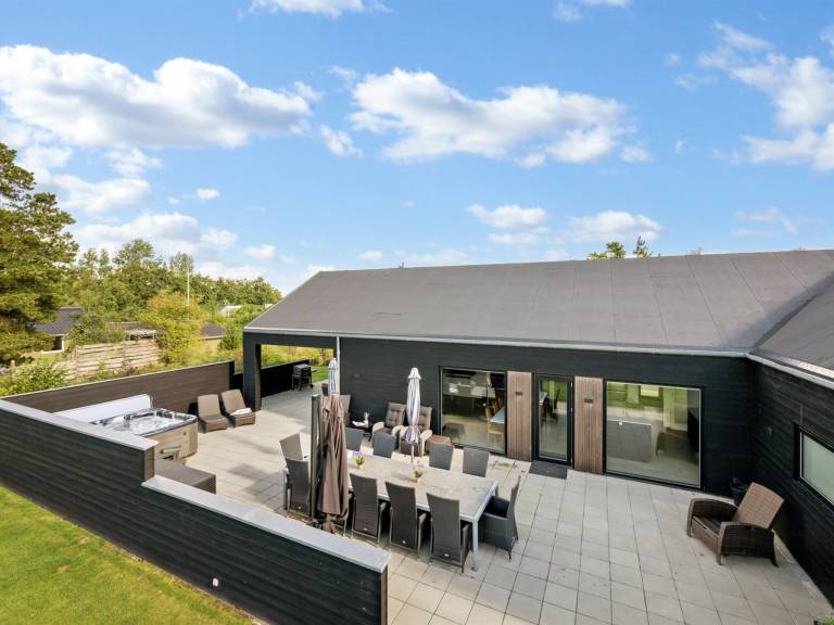 Vacation home with terrace & jacuzzi — photo 5