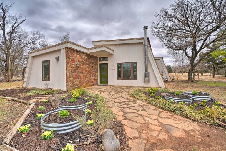 Bohemian Home w/ Screened Porch, 3 Mi to Lake! — photo 3
