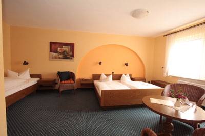 Dreibettzimmer mit DU WC
