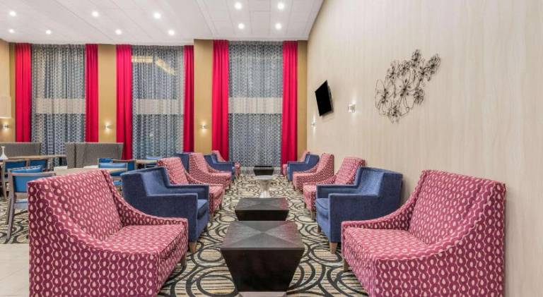 La Quinta Inn & Suites by Wyndham Aberdeen-APG — photo 5
