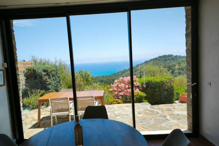 Vacation home with yard & patio in Toulon