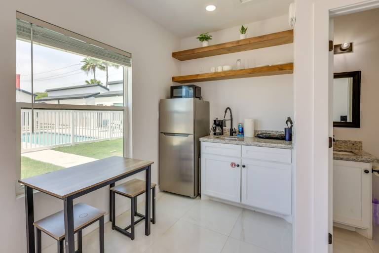 Beach, Bars & Bites Nearby! Prime South Padre Unit — photo 2
