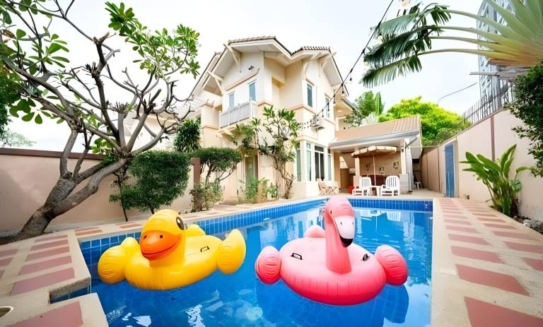 Vacation home with barbeque, pool & hot tub in Chonburi