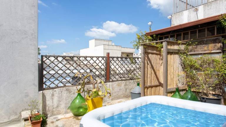 Rental apartment with grill & jacuzzi | City view — photo 3