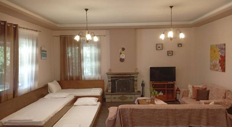 Holiday apartment with BBQ, patio & yard in Ioannina