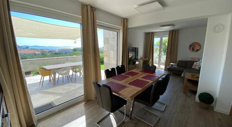 Holiday apartment with yard, terrace & pool — photo 2