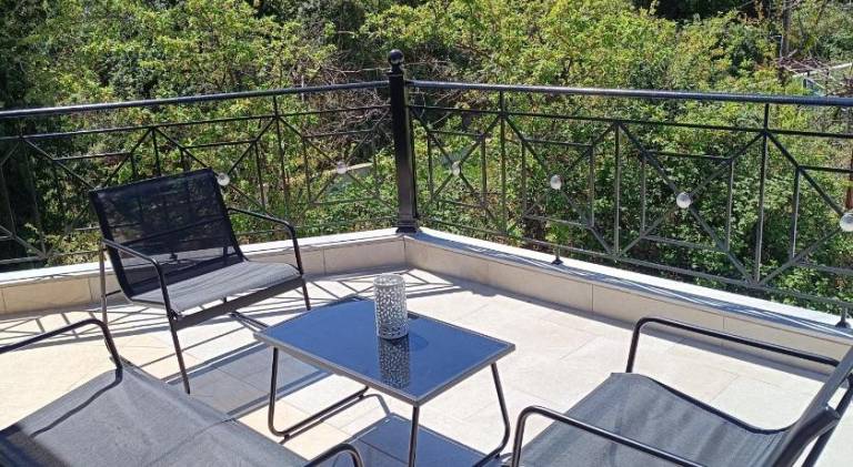 House with terrace — photo 2