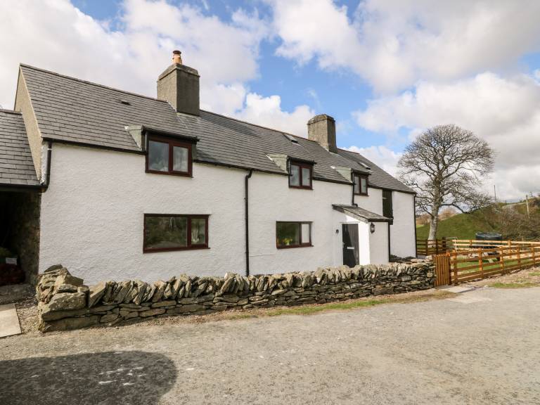 Cottage with yard in Conwy