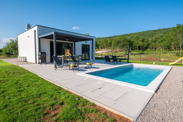 Villa with pool, grill & terrace — photo 2