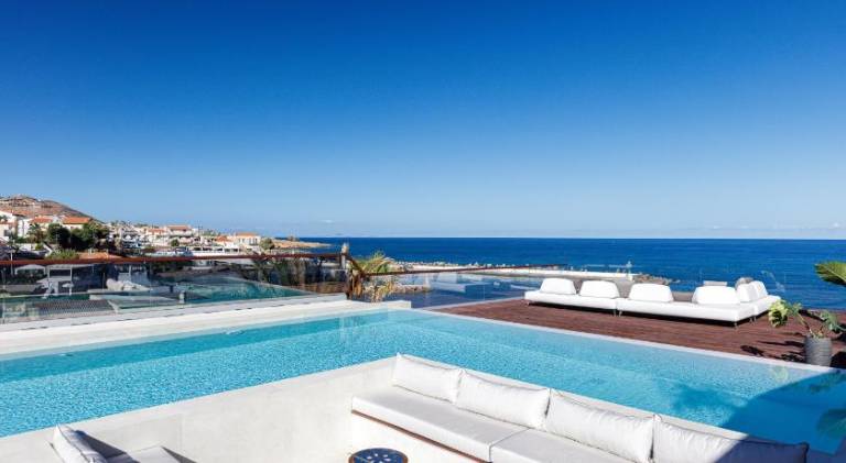 Sapphire Shores- Beachfront Retreat Zillion Villa by etouri in Mylopotamos