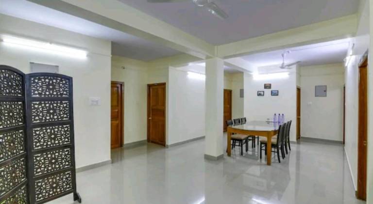 Serviced apartment with patio & yard | Dogs allowed — photo 3