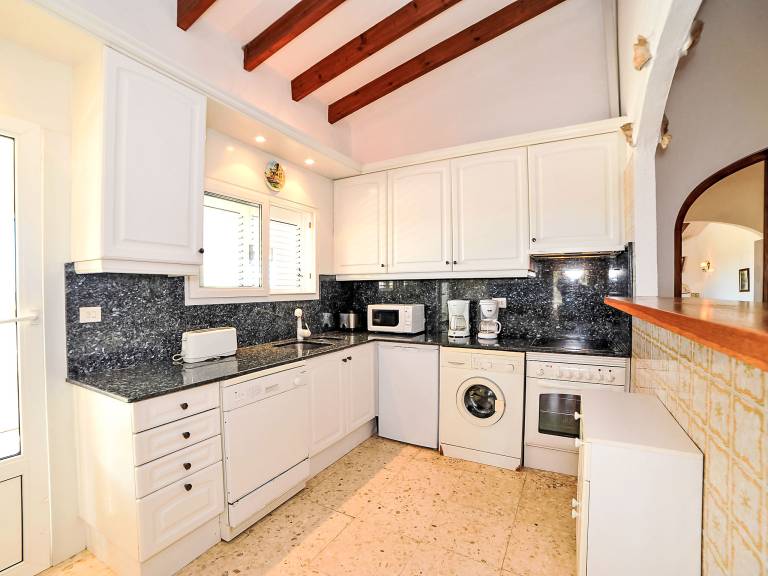 Vacation home with yard, BBQ & private pool | Sea view | Pet-friendly — photo 3