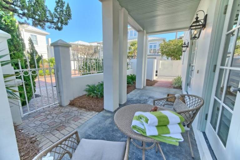 Burkes Beach Bungalow-Rosemary 80 steps to beach - PET FRIENDLY — photo 5