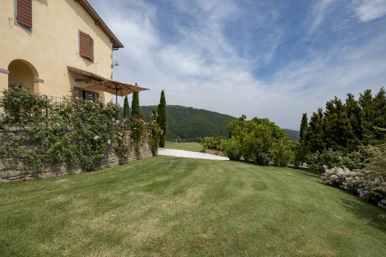 Panoramic Tuscan Farmhouse with Pool, Gardens & Family-Friendly Comfort — photo 4