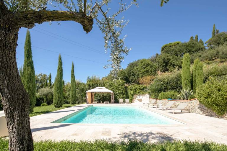 Villa with terrace, private pool & yard — photo 5