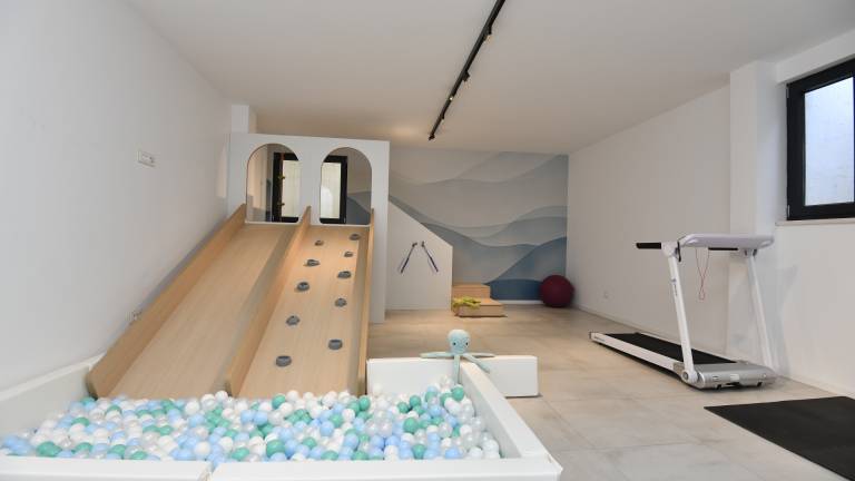 Villa with yard, hot tub & terrace | Pet-friendly — photo 4