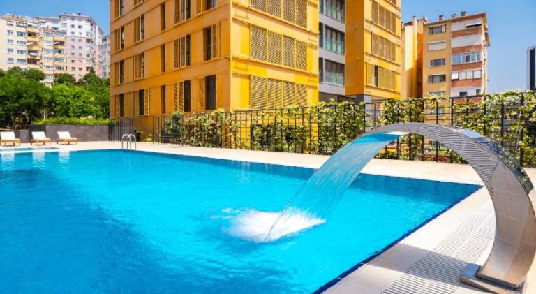Apartment with pool & yard — photo 4