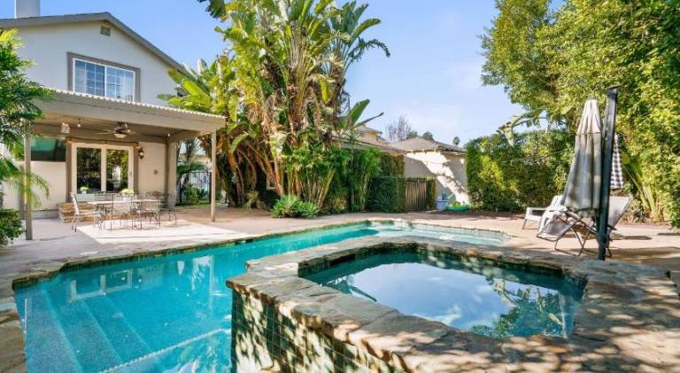 Vacation home with pool | Perfect for remote work | Pets are welcome in Burbank, CA