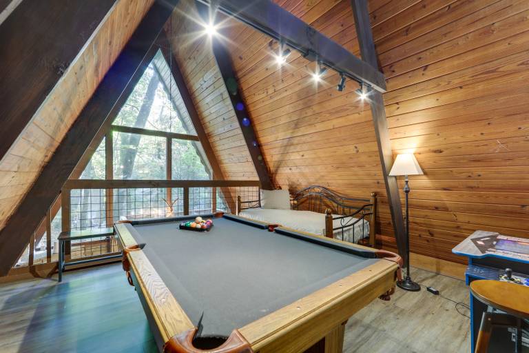 Cabin w/ Hot Tub: 2 Mi to Downtown Gatlinburg! — photo 2