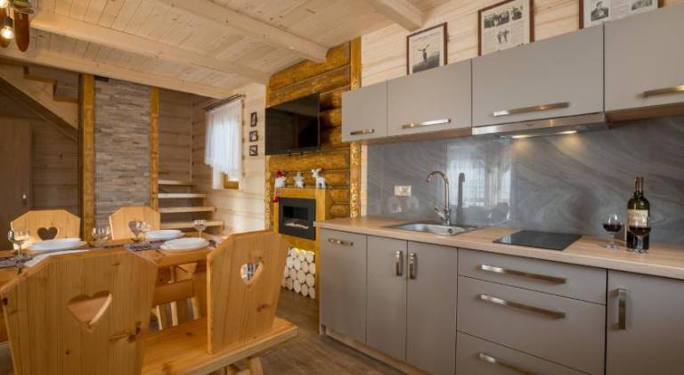 Chalet with barbecue & yard — photo 3