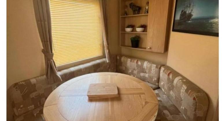 Spacious & welcoming 6th Berth Caravan California Cliffs Holiday Park, Norfolk Coast — photo 4