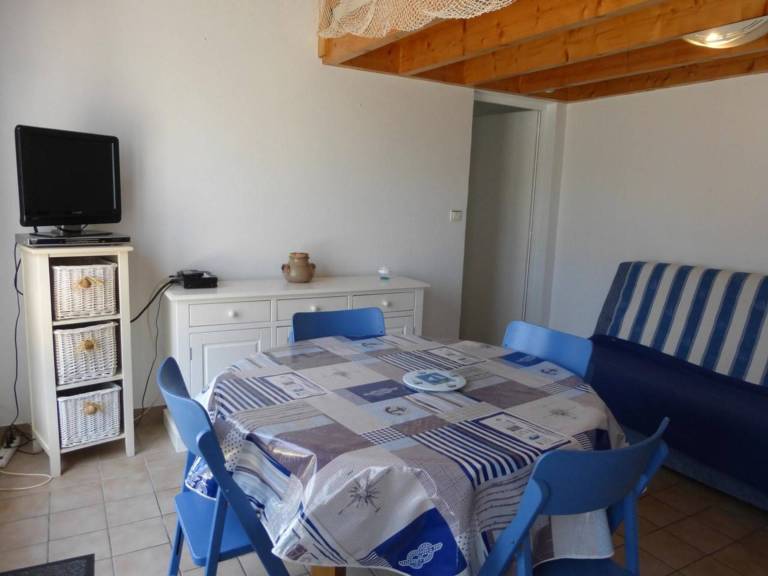 Charming 3-room house with mezzanine, terrace & parking, 5km from beaches - sleeps 6 — photo 4