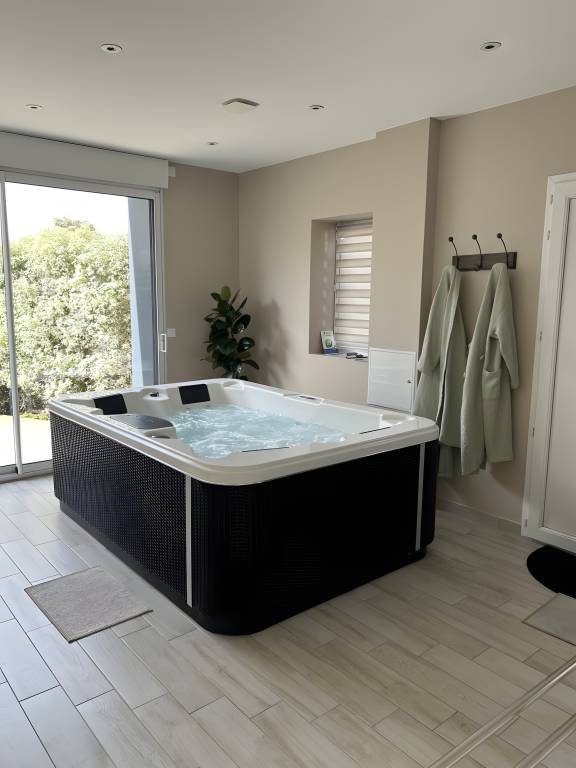 The House – Private Suite with Spa 3 km from the Sea in Coutances