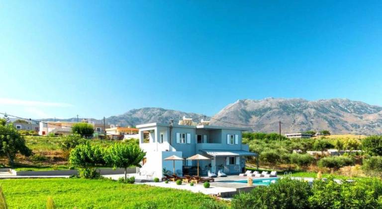 Villa with terrace, barbeque & yard — photo 4