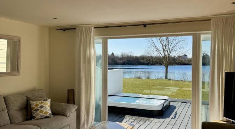 Lodge with BBQ & hot tub — photo 2
