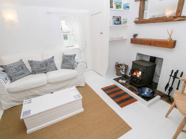 Cottage with yard — photo 4