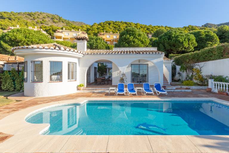 Villa with private pool, BBQ & patio | Mountain view — photo 2