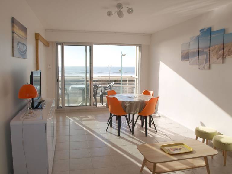 Renovated 1-bedroom apartment, stunning sea view, near beach in Saint-Jean-de-Monts